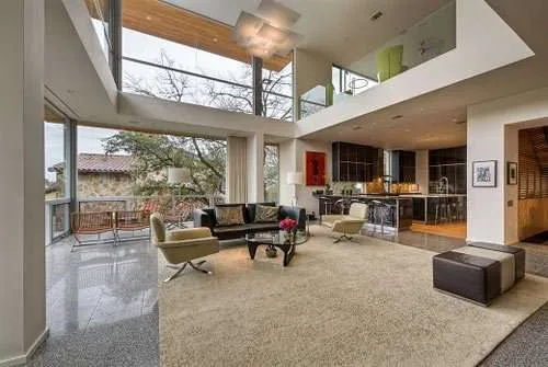 Enorme spazio aperto con diversi collegamenti visivi tra le diverse aree